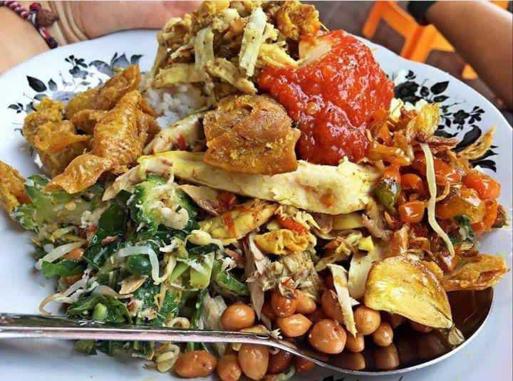 Nasi campur ayam Men Weti di Segara Ayu Sanur, Bali