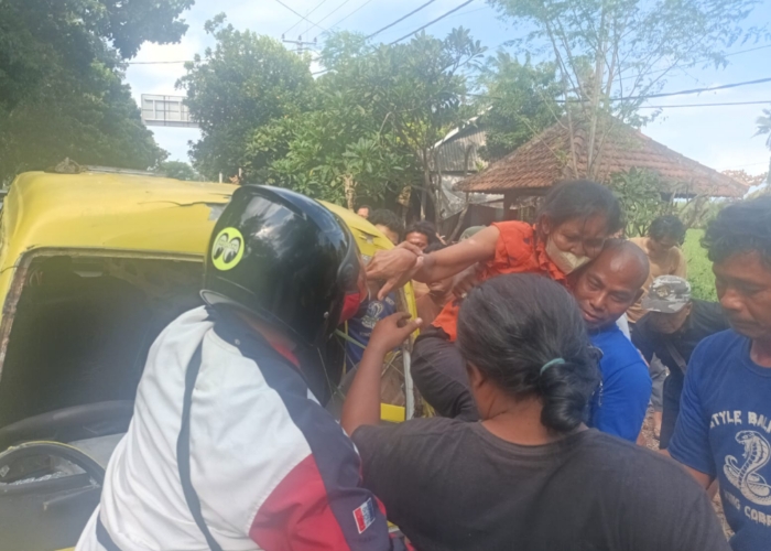 DRAMATIS : Proses evakuasi pasutri yang terjepit usai mobilnya menabrak pantat truk di Bypass IB Mantra.