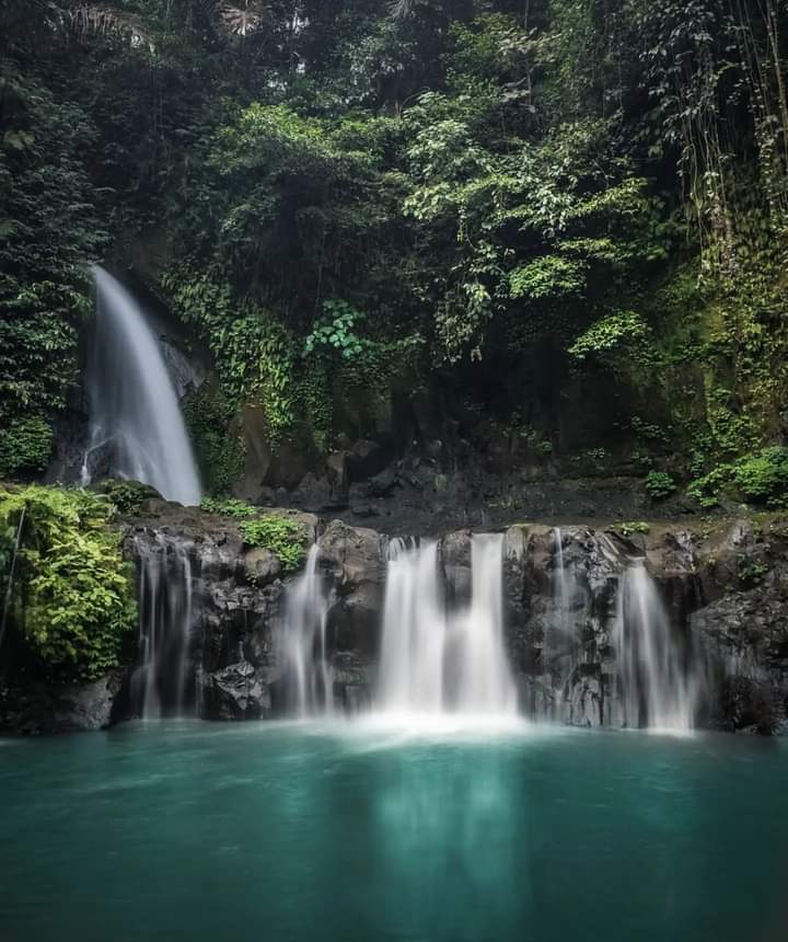 AIR TERJUN: Taman Sari Waterfall Gianyar Bali  menawarkan pesona air terjun menakjubkan dan natural pool yang menarik untuk dinikmati.