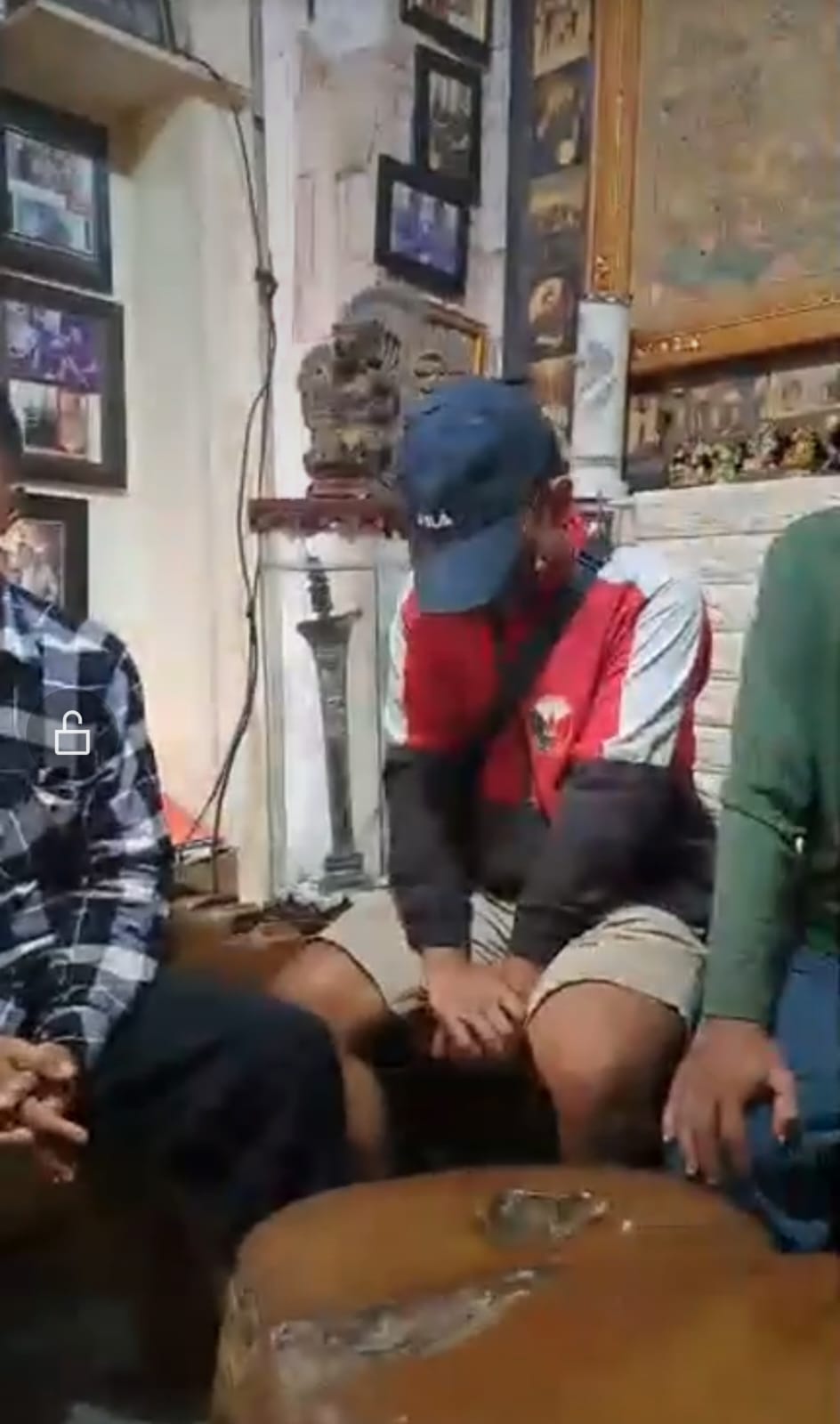 ANAK YATIM: Kondisi anak yatim piatu yang dipukuli tetangga dan diancam ditusuk. Gambar diambil saat live di akun Facebook Ismaya Putra Jaya.