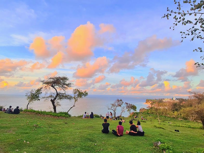 PESONA SUNSET: Pantai Cemongkak di Pecatu, Bali menawarkan pesona sunset dari atas tebing hijau yang menyegarkan mata.