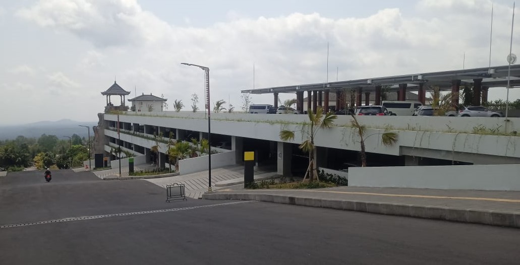 Areal parkir Manik Mas untuk menampung parkir pamedek saat Karya Ida Bhatara Turun Kabeh di Pura Agung Besakih, Kabupaten Karangasem, Bali.