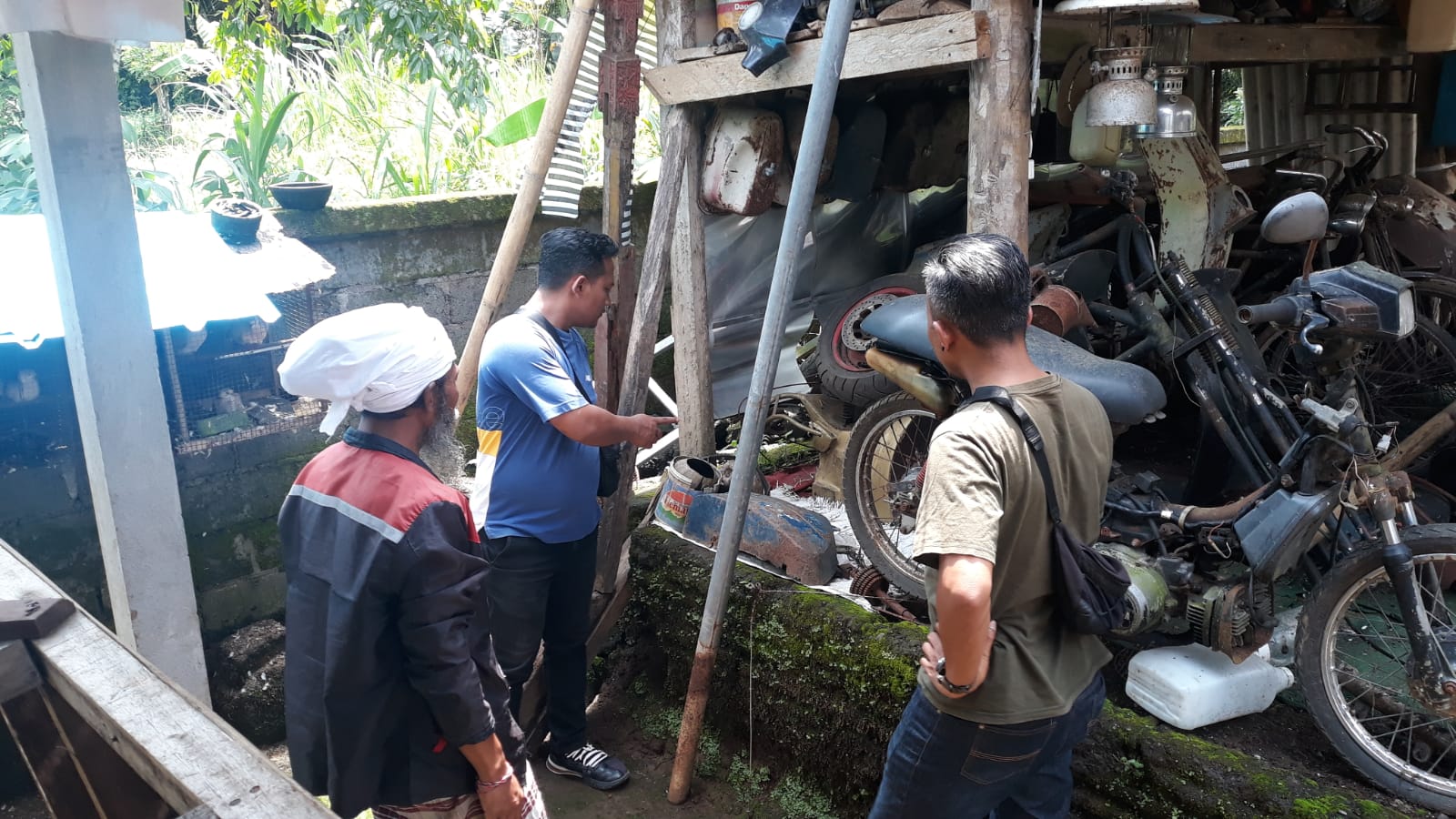 Polisi mendatangi TKP pencurian yang disatroni dua pelajar SMP di Kabupaten Bangli, Bali.