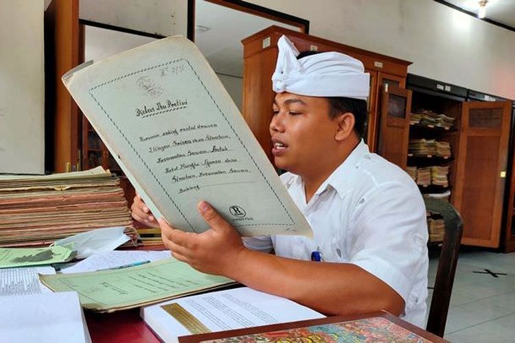 Putu Suarsana, Pembaca Lontar di UPTD Gedong Kirtya Singaraja.