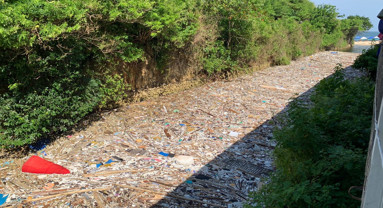 Tumpukan sampah kiriman di muara sungai Pantai Dreamland, Desa Pecatu, Kecamatan Kuta Selatan, Kabupaten Badung, Bali, Selasa, 19 Maret 2024.
