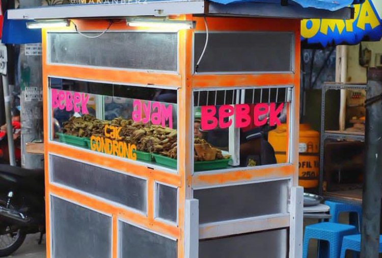 Bebek goreng Cak Gondrong selalu diburu oleh pembeli karena rasanya yang lezat