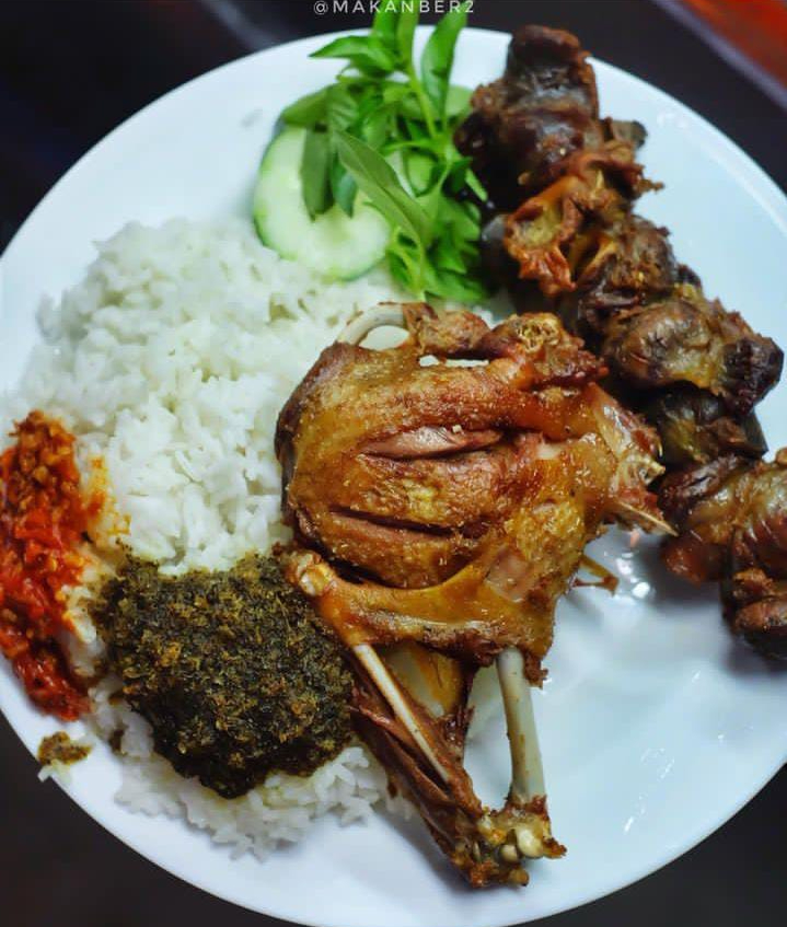 bebek goreng Cak Gondrong yang begitu menggugah selera