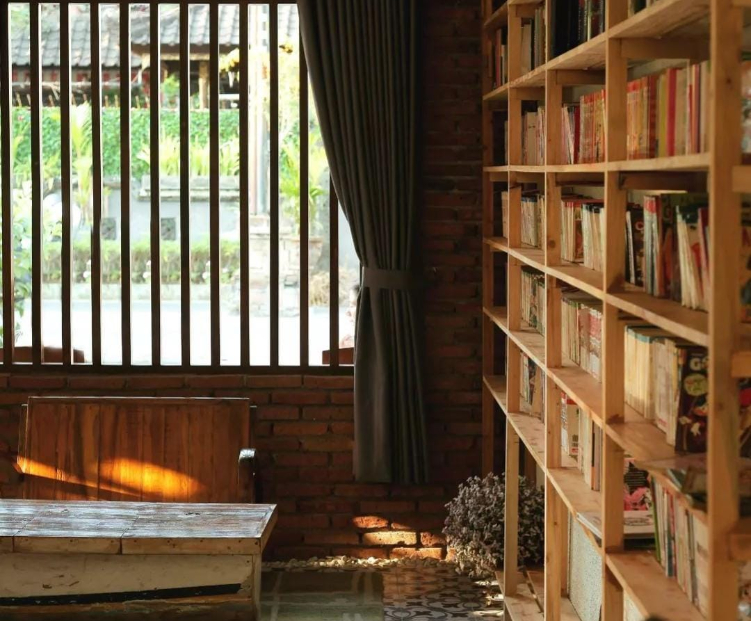 Rumah Momo menjadi cafe favorit dengan menikmati berbagai buku dan game tahun90-an