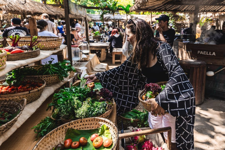 Wisatawan berbelanja di Sunday market La Brisa