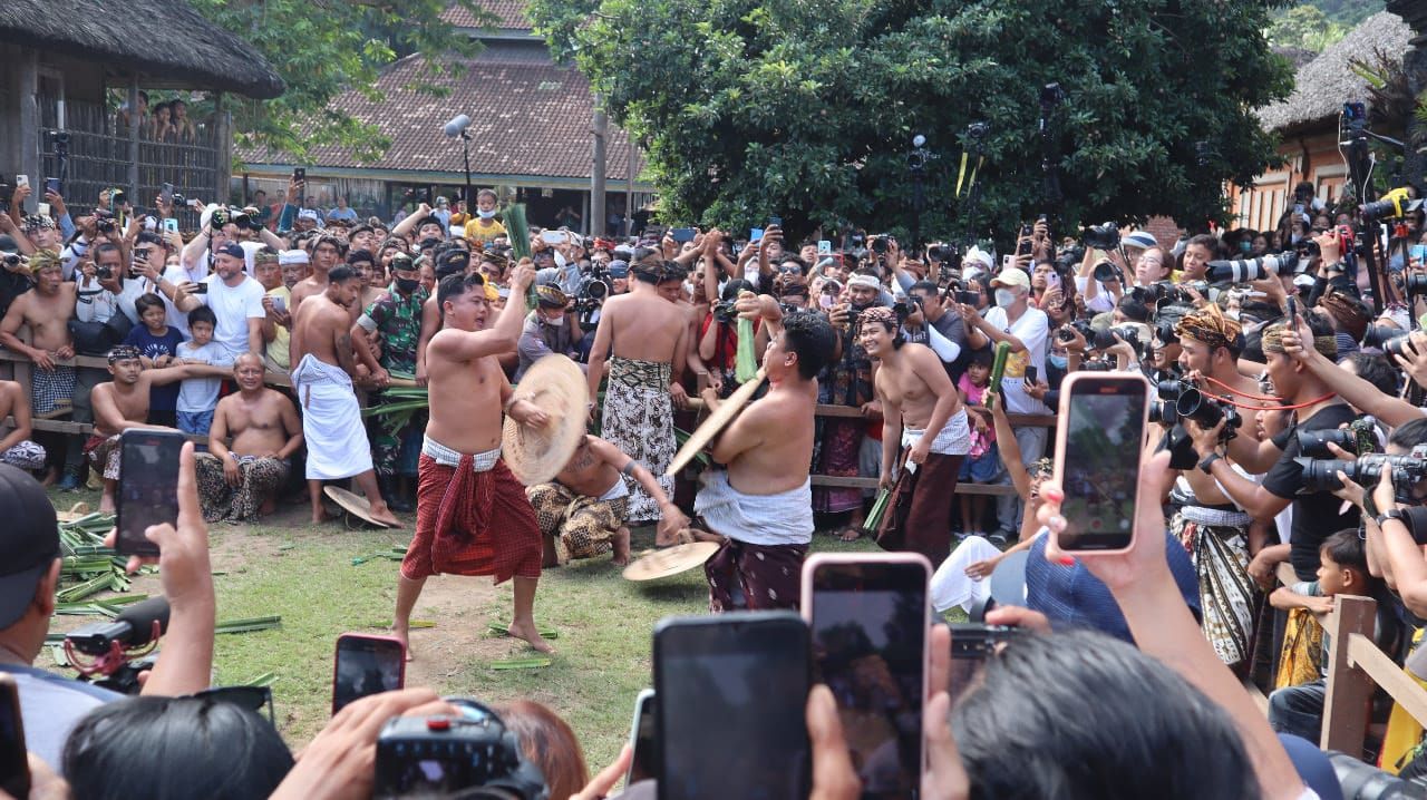 Peran pandan merupakan salah satu tradisi di Desa Tenganan Pegringsingan, Kabupaten Karangasem, Bali.