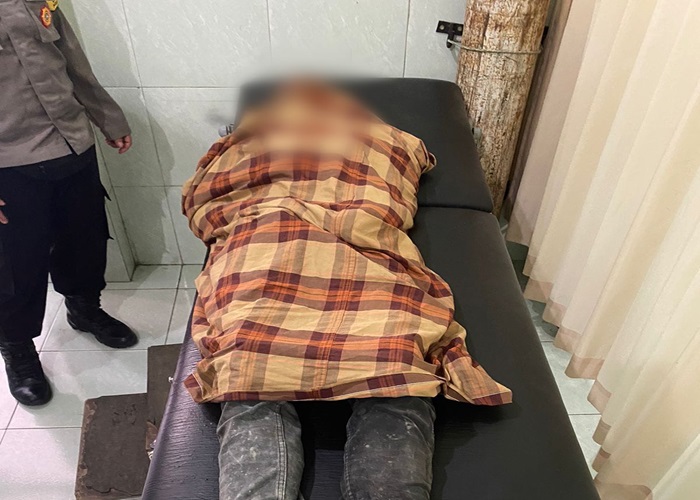 TERBUJUR KAKU : Jenazah buruh proyek Choirul Mustofa, 30, yang nekat gantung diri.