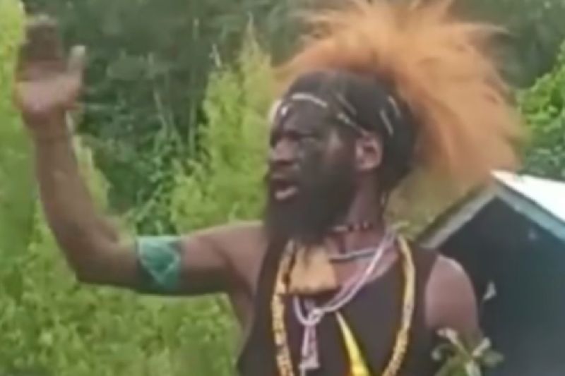 KKB pimpinan Aibon Kogoya yang memimpin penyerangan hingga menewaskan dua anggota Polri yang bertugas Pos Polisi Ndeotadi 99, Baya Biru, Kabupaten Paniai, Papua Tengah. (ANTARA/HO/Dokumentasi)