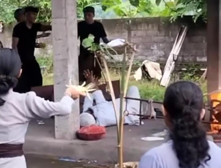 Video seorang Jro Mangku menari saat proses pembakaran jenazah di Buleleng