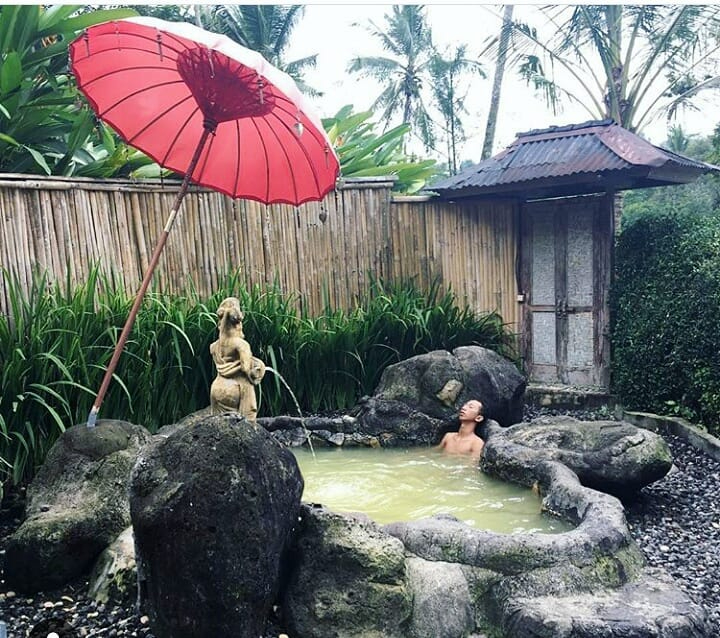 Pemandian Espa Yeh Panas ini memiliki kandungan belerang asli, cocok untuk relaksi tubuh.