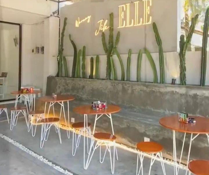 Warung Jik Elle menyajikan nasi jinggo babi kecap legendaris