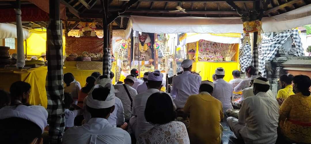 Pura Ratu Gede Empu Jagat terletak di Desa Adat Sangkaragung, Kecamatan/Kabupaten Jembrana, Bali.