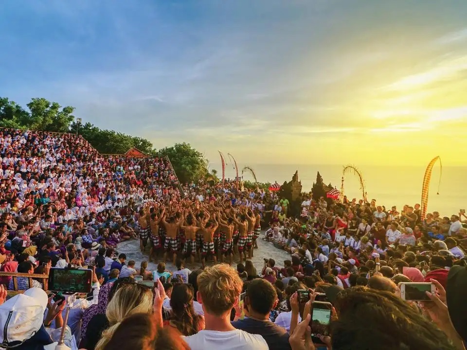 Wisatawan asing di Kawasan Pura Uluwatu, Badung, Bali