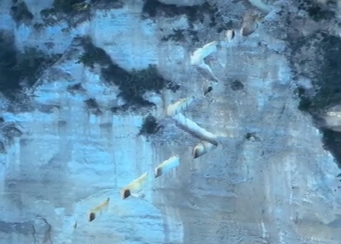 BARU : Tangkapan layar video yang menunjukkan anak tangga baru di tebing Diamond Beach, Nusa Penida, Klungkung.