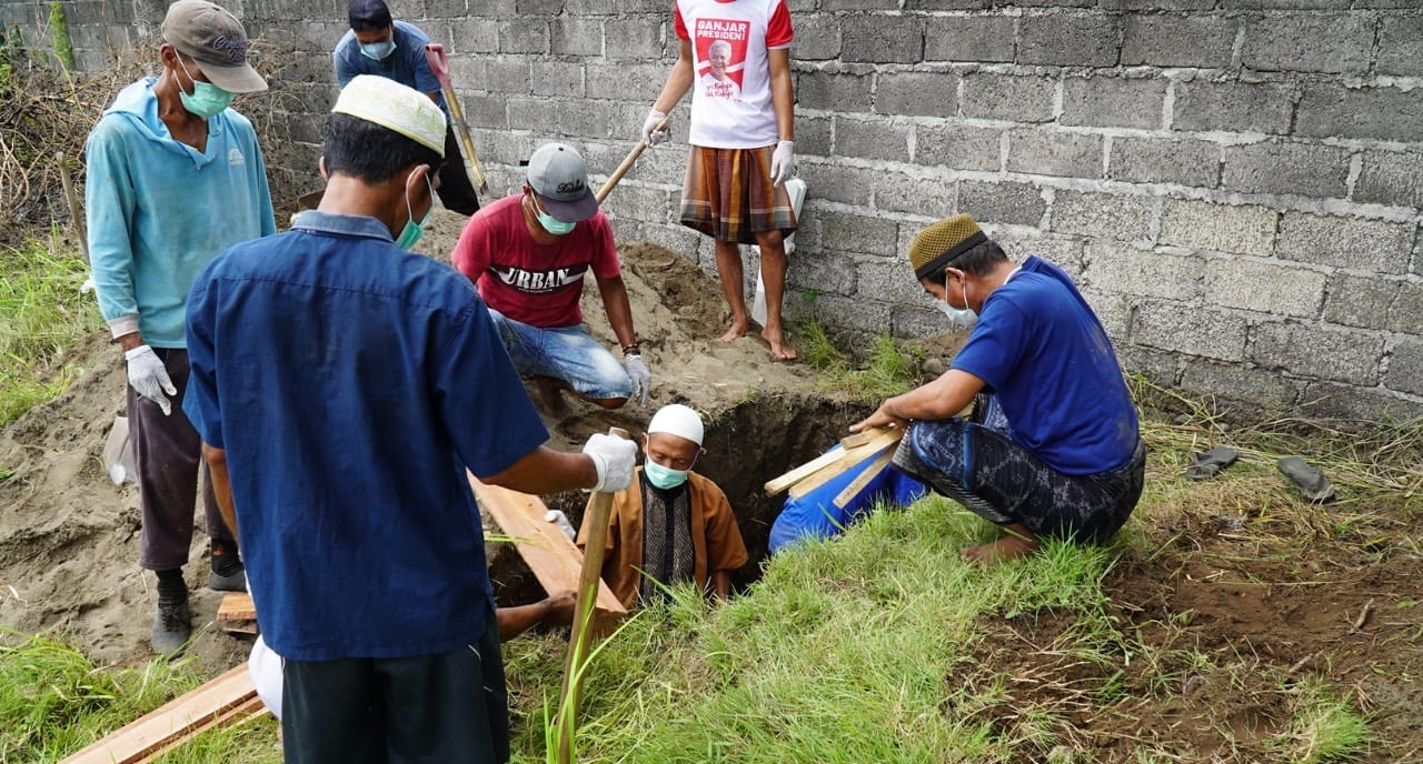 Prosesi pemakaman dua jenasah Mr X di Kuburan Muslim Banjar Pangkung Dedari, Desa Melaya, Kecamatan Melaya, Kabupaten Jembrana, Bali, Rabu, 20 Maret 2024.