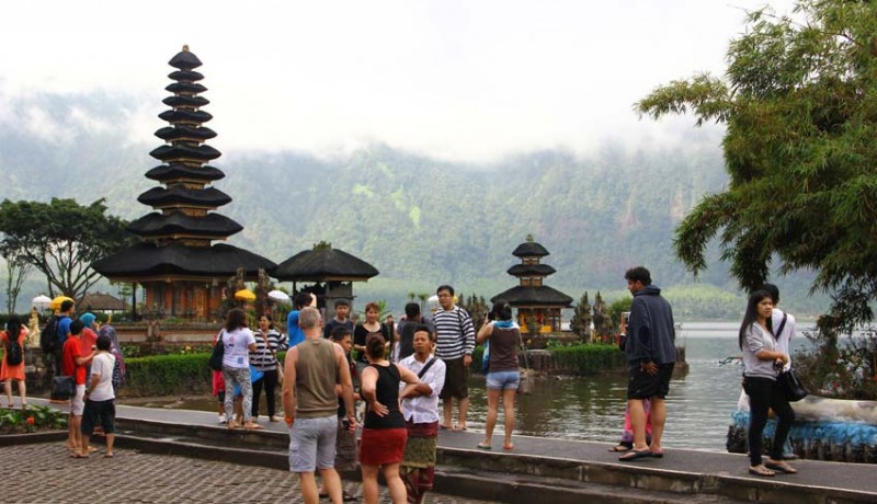Wisatawan asing di Pura Ulun Danu Beratan, Tabanan Bali