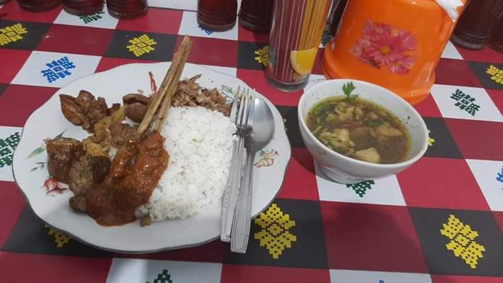 LAWAR : Warung Nasi Lawar Antos di Banjar Mas, Desa Sayan, Kecamatan Ubud, Gianyar, Bali.
