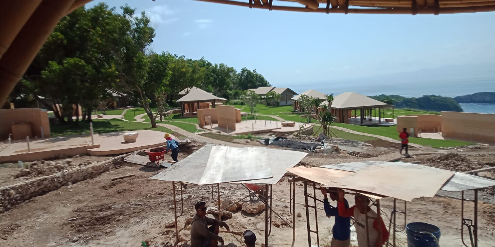 PEMBUATAN TANGGA : Satpol PP Klungkung saat melakukan sidak ke lokasi pembuatan tangga di tebing Diamond Beach, Jumat (22/3). (Istimewa)