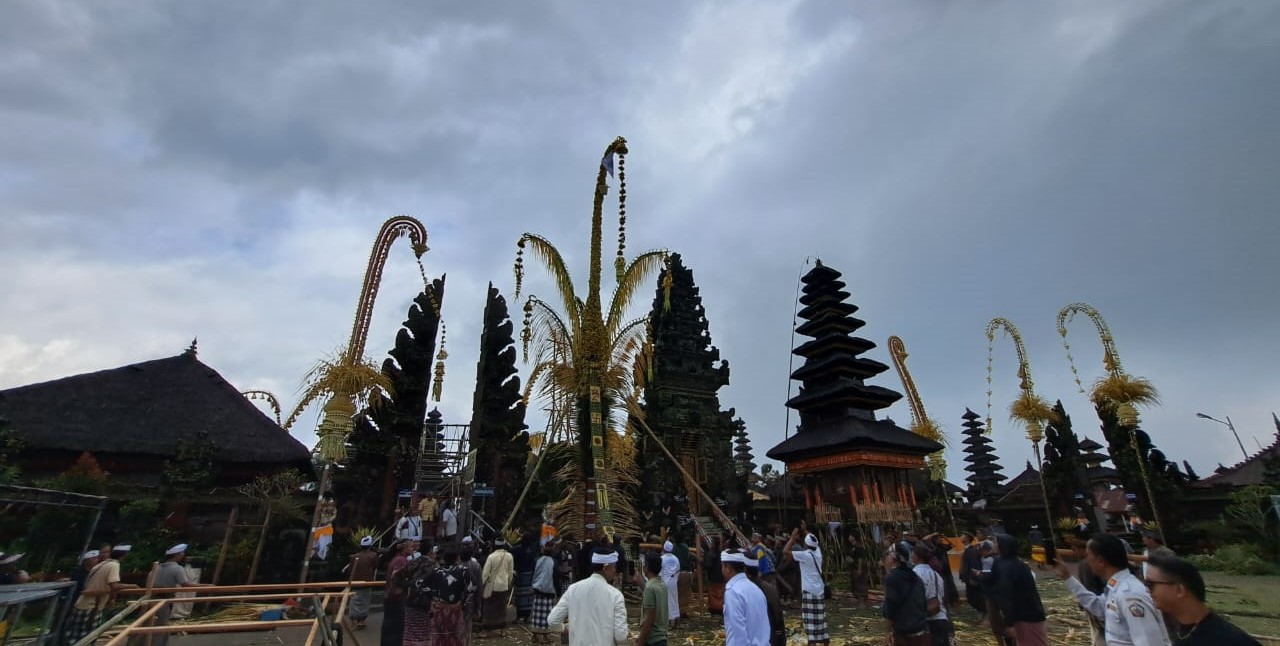 Krama Desa Adat Batur gotong royong merampungkan persiapan jelang Karya Ngusaba Kadasa di Pura Ulun Danu Batur.