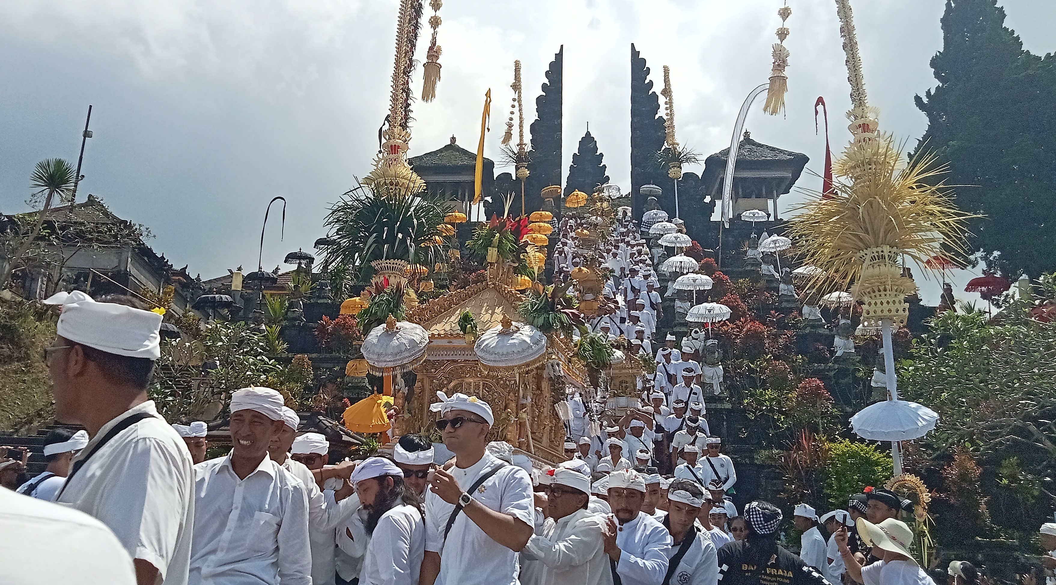 Ribuan pamedek ikuti prosesi masucian atau melasti karya Ida Bhatara Turun Kabeh dari Pura Agung Besakih menuju Tegal Suci, Jumat, 22 Maret 2024.