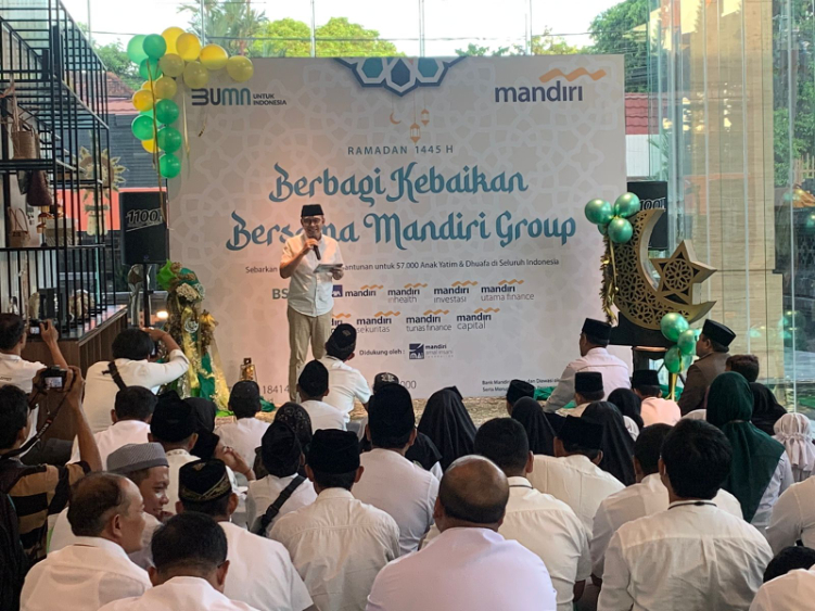 Bank Mandiri Regional XI Bali dan Nusa Tenggara memberikan bingkisan ramadan kepada kuranglebih 750 anak yatim dan duafa, di wilayah Bali, Nusa Tenggara Barat dan Nusa Tenggara Timur