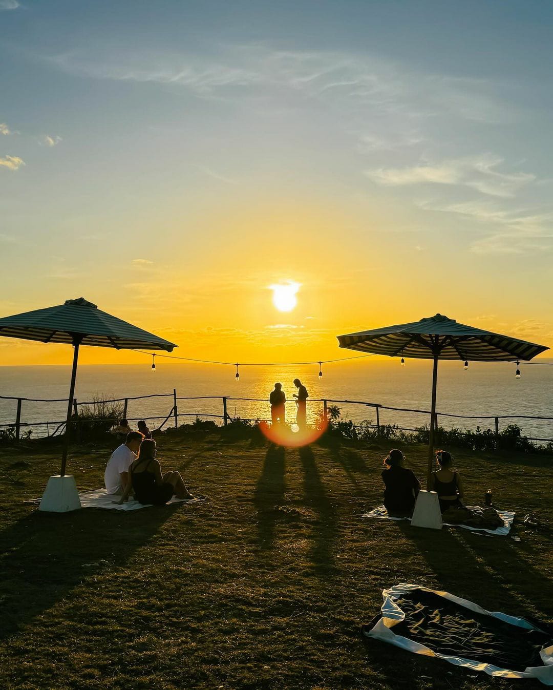 HEALING: Karang Boma Cliff, tempat yang cocok untuk  healing dengan pemandangan matahari terbenam dan kopi di Uluwatu, Bali.