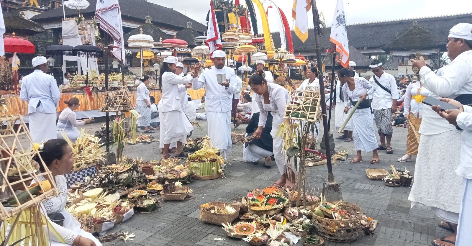 Puncak Karya Ida Bhatara Turun Kabeh di Pura Agung Besakih berlangsung Minggu, 24 Maret 2024.