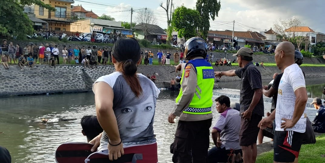 Warga memadati Sungai Taman Pancing, Kota Denpasar, Bali saat pencarian korban tenggelam, Sabtu, 23 Maret 2024.