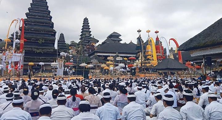 Pamedek sembahyang di Pura Agung Besakih saat puncak Karya Ida Bhatara Turun Kabeh, Minggu, 24 Maret 2024.