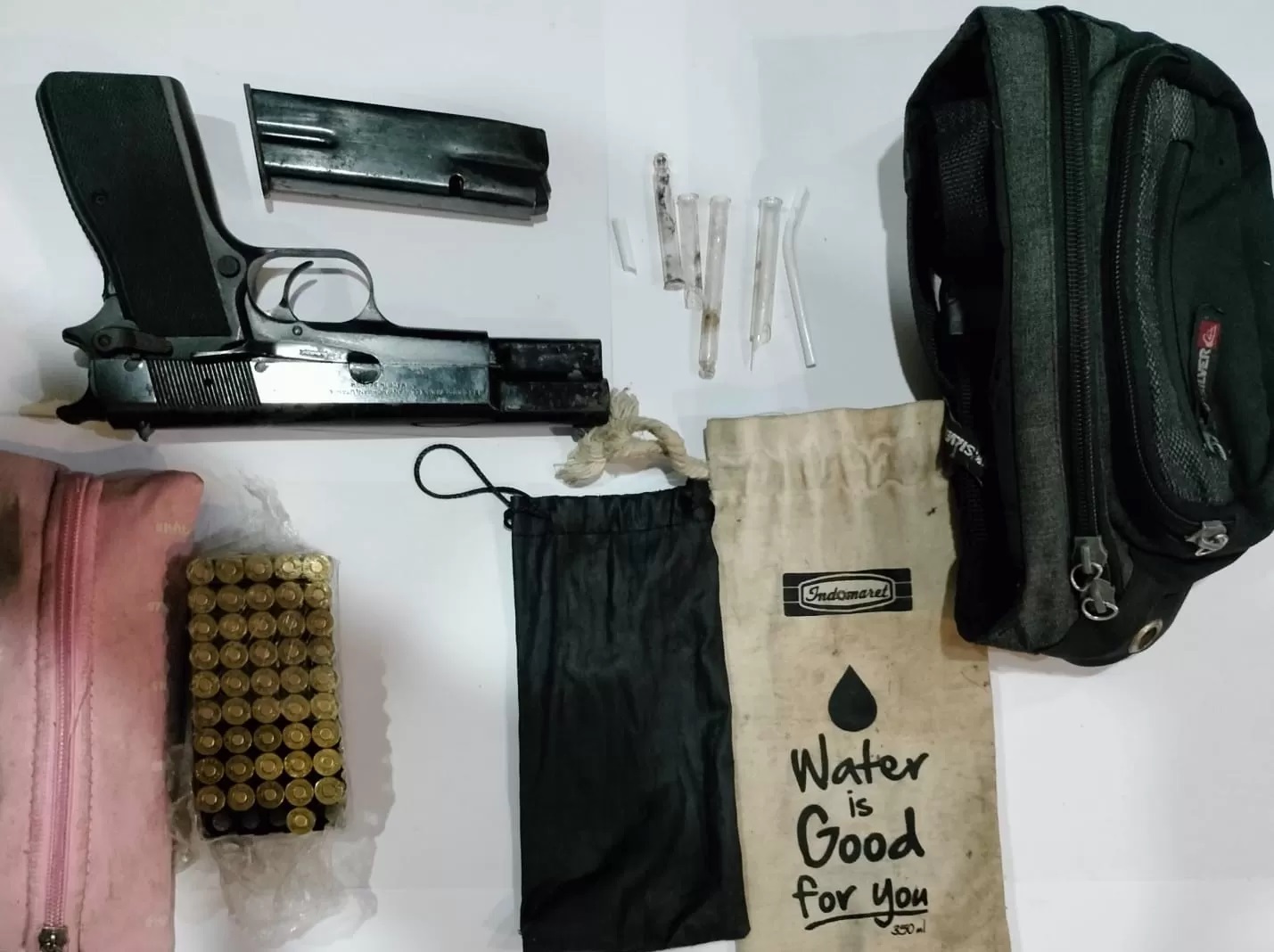 TELISIK ASAL USUL: Senjata api jenis pistol yang diamankan dari tangan Gus Benong, petugas Damkar Kabupaten Badung (istimewa/radarbali.id)