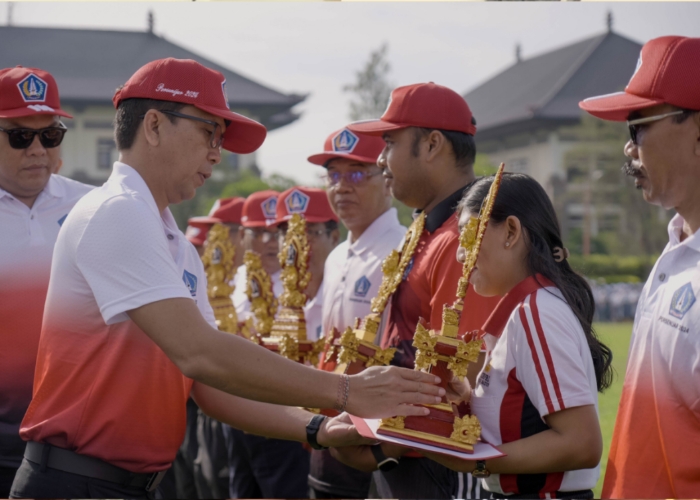 PENUTUPAN: Kadisdikpora Badung I Gusti Made Dwipayana saat menyerahkan piala kepada juara dalam penutupan Porsenijar Tahun 2024, Senin (25/3).