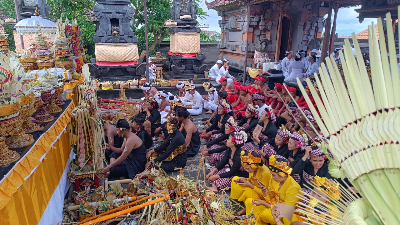 Prosesi nyenukin serangkan karya Mamungkah, Padudusan Agung, Nubung Pedagingan, Tawur Agung, Menawa Ratna, Ngusaba Desa dan Ngusaba Nini, di Pura Puseh Desa, Desa Adat Keramassukses Minggu (24/3).
