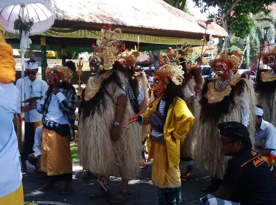 TAPAKAN : Tapakan Nawa Sangga berwujud  Barong Blas-blasan atau Wayang Wong  di Pura Luhur Pucak Kembar yang terletak di Desa Adat Pacung, Kecamatan Baturiti, Tabanan, Bali.
