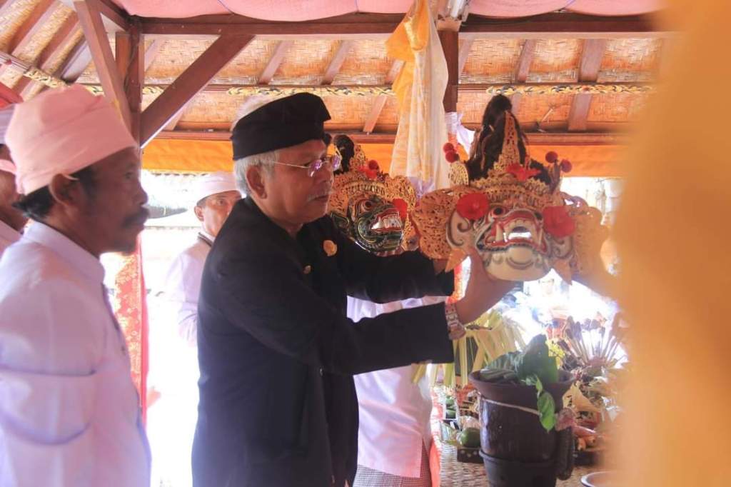 TAPAKAN : Tapakan Nawa Sangga berwujud  Barong Blas-blasan atau Wayang Wong  di Pura Luhur Pucak Kembar yang terletak di Desa Adat Pacung, Kecamatan Baturiti, Tabanan, Bali.