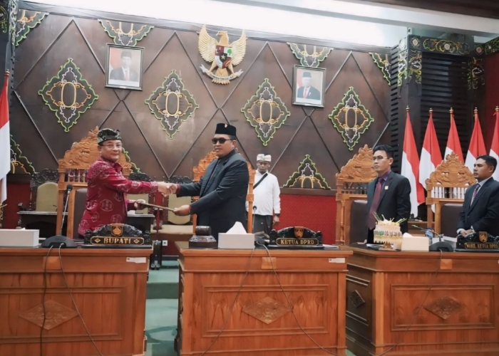 PARIPURNA: Bupati Karangasem I Gede Dana menghadiri Rapat Paripurna Istimewa di Gedung DPRD Karangasem, pada Senin (25/3).