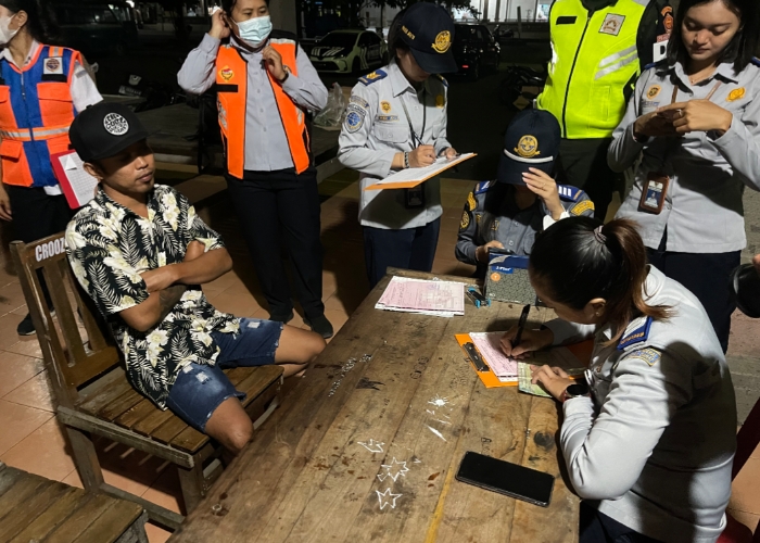 TILANG : Petugas melaksanakan tilang kepada sopir angkutan AJAP bodong yang terjaring razia di Terminal Gilimanuk, Kelurahan Gilimanuk, Rabu (26/3) dini hari.