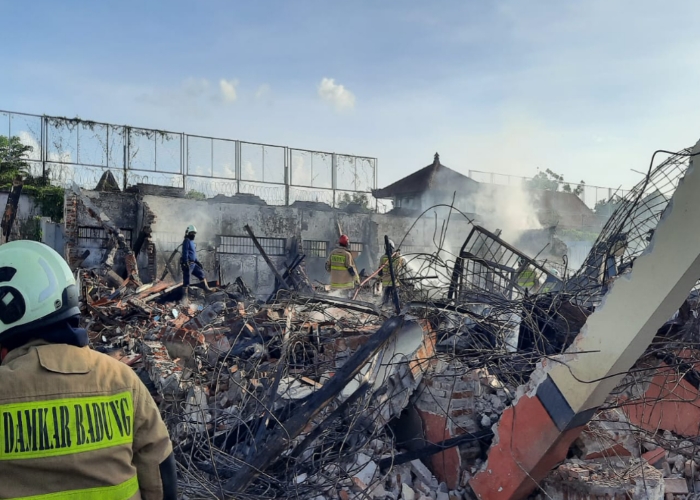 HANGUS: Bangunan bekas blok Tirta Gangga di Lapas Kerobokan hangus terbakar saat proses pembongkaran.