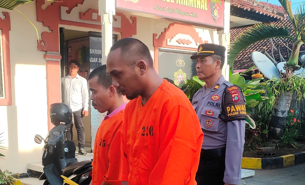 Diringkus: Raden (tersangka paling kanan) yang tega mencuri barang berharga pacar kini harus mempertanggung jawabkan perbuatannya.