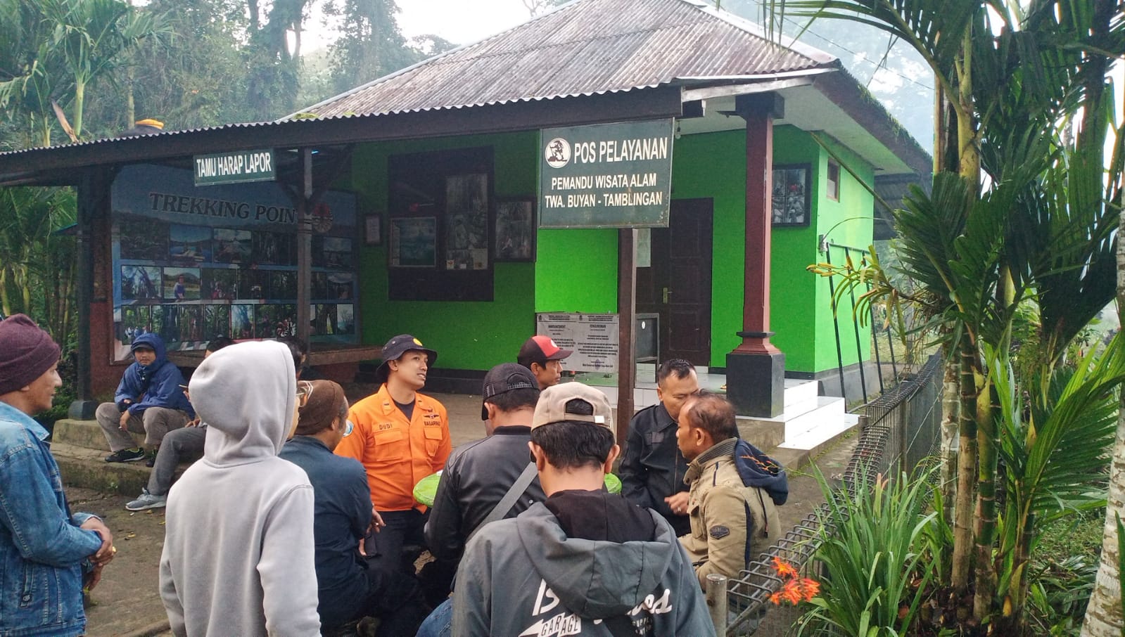 KOORDINASI: Tim Basarnas Pos SAR Buleleng berkoordinasi dengan unsur SAR lainnya, serta keluarga korban untuk melakukan pencarian para pendaki yang diduga tersesat di Gunung Sanghyang.
