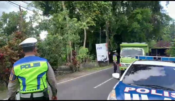Polisi mengatur lalu lintas di jalur Pura Agung Besakih, Kecamatan Rendang, Kabupaten Karangasem, Bali, Selasa, 26 Maret 2024.