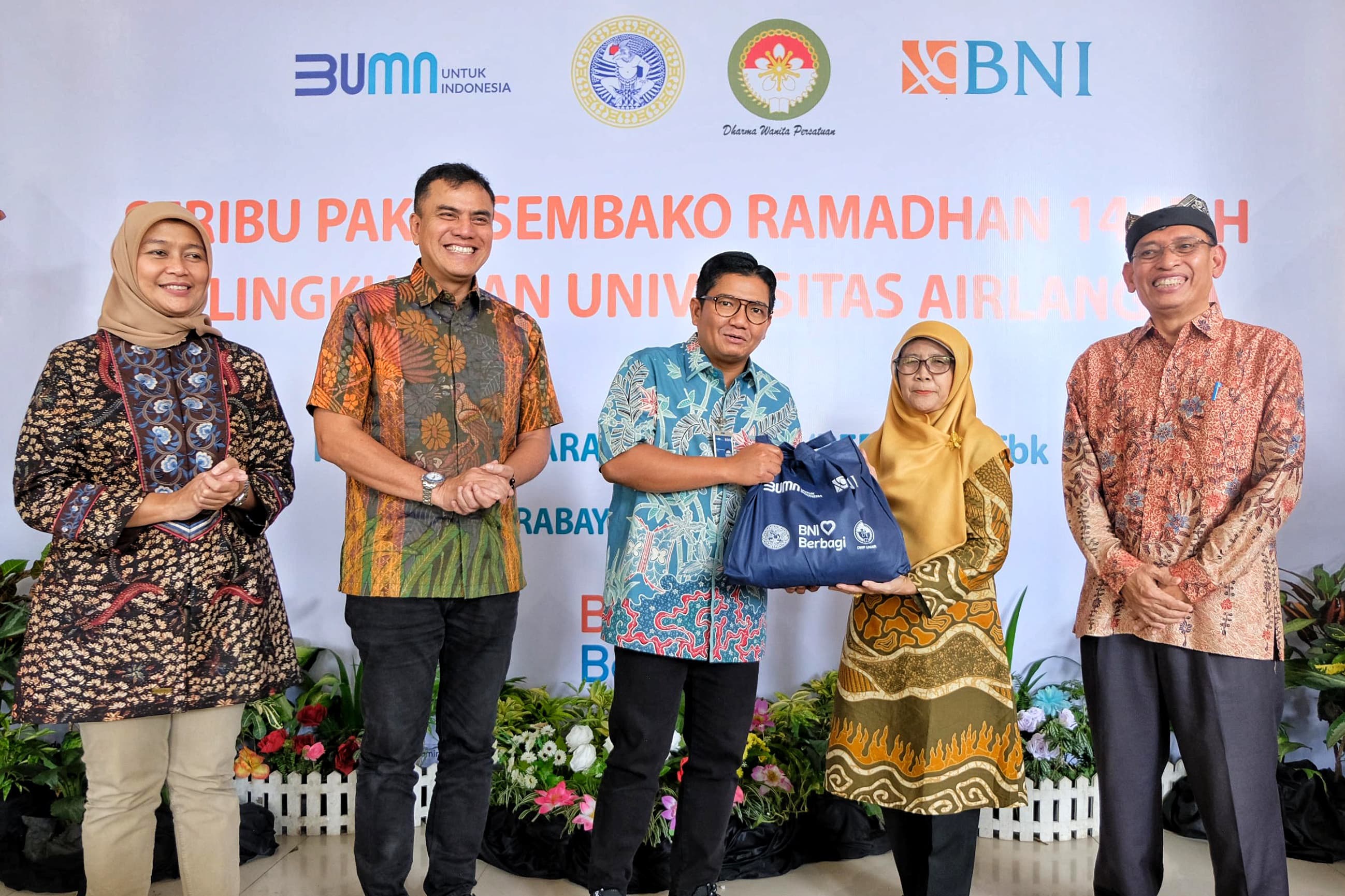 SEMBAKO: BNI dan UNAIR bersinergi untuk membagikan 1.000 paket sembako kepada Panti Asuhan, Tenaga Cleaning Service, dan Kaum Dhuafa di lingkungan UNAIR.