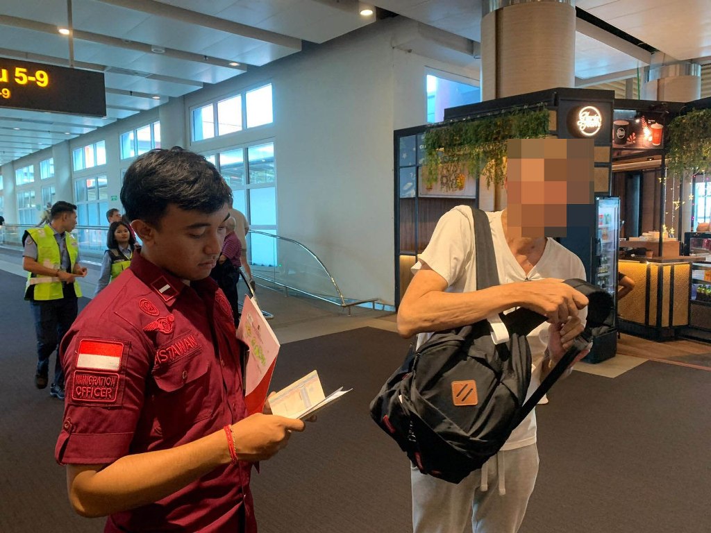 TAK SENONOH: Bule asal Prancis dideportasi dari Bandara Ngurah Rai karena melakukan tindakan tak senonoh terhadap petugas Imigrasi.