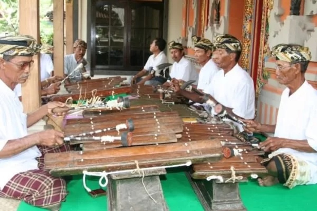 Gambelan Gambang tidak hanya digunakan saat Pitra Yadanya. Di beberapa daerah juga digunakan saat Dewa Yadnya.