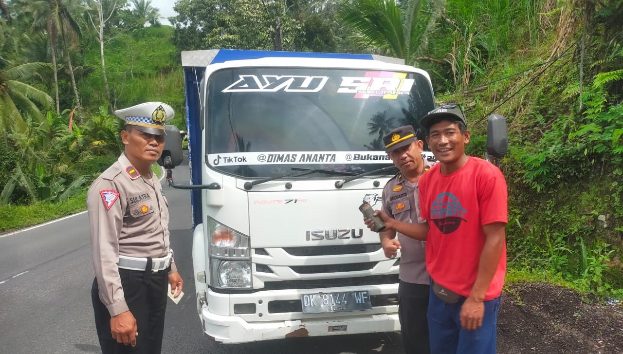 Truk galian C Karangasem dialihkan ke jalur Sidemen selama Karya Ida Bhatara Turun Kabeh di Pura Agung Besakih, Kecamatan Rendang, Kabupaten Karangasem, Bali.