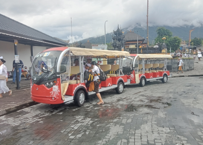 SHUTTLE: Pamedek di Pura Agung Besakih, Kecamatan Rendang, Karangasem menggunakan shuttle untuk tiba lebih awal.