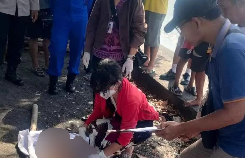 DIEVAKUASI: Jenazah Pekak Lile setelah dievakuasi dari pinggir Pantai Desa Sangsit.
